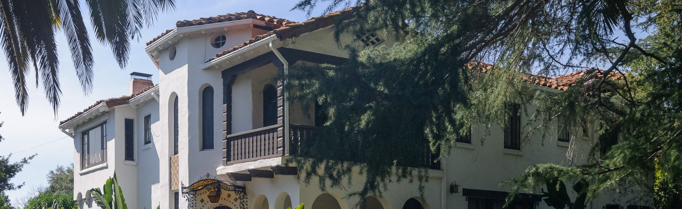 Main façade and entryway of Acacia Mansion with arches, 2011.