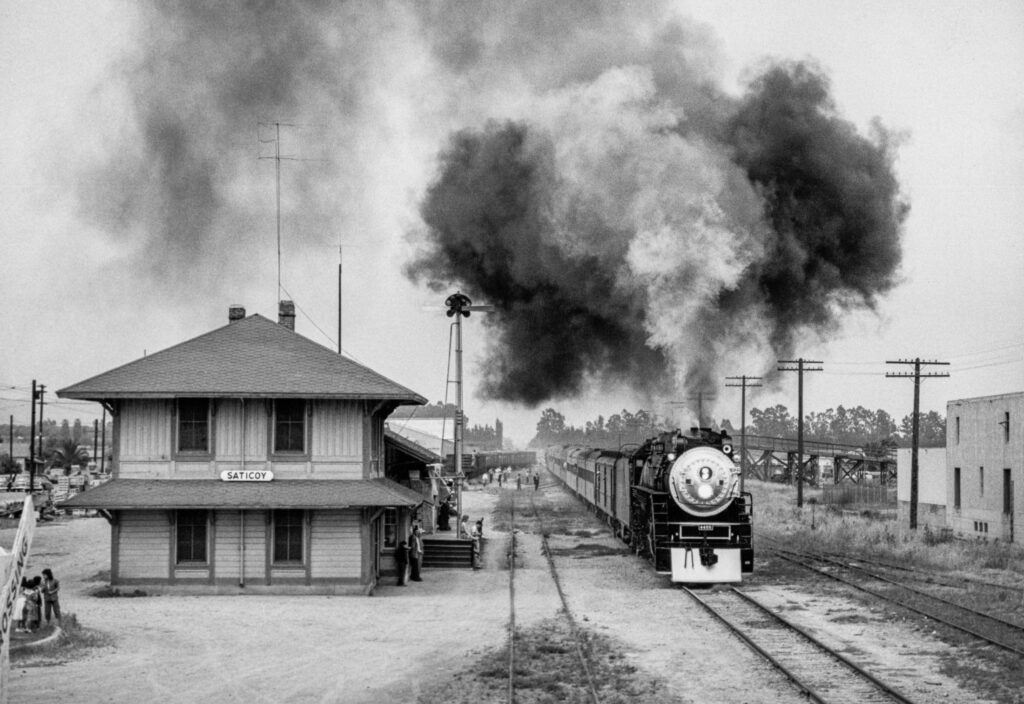 Black and white photo of Saticoy's Southern Pacific Railroad Depot with train.